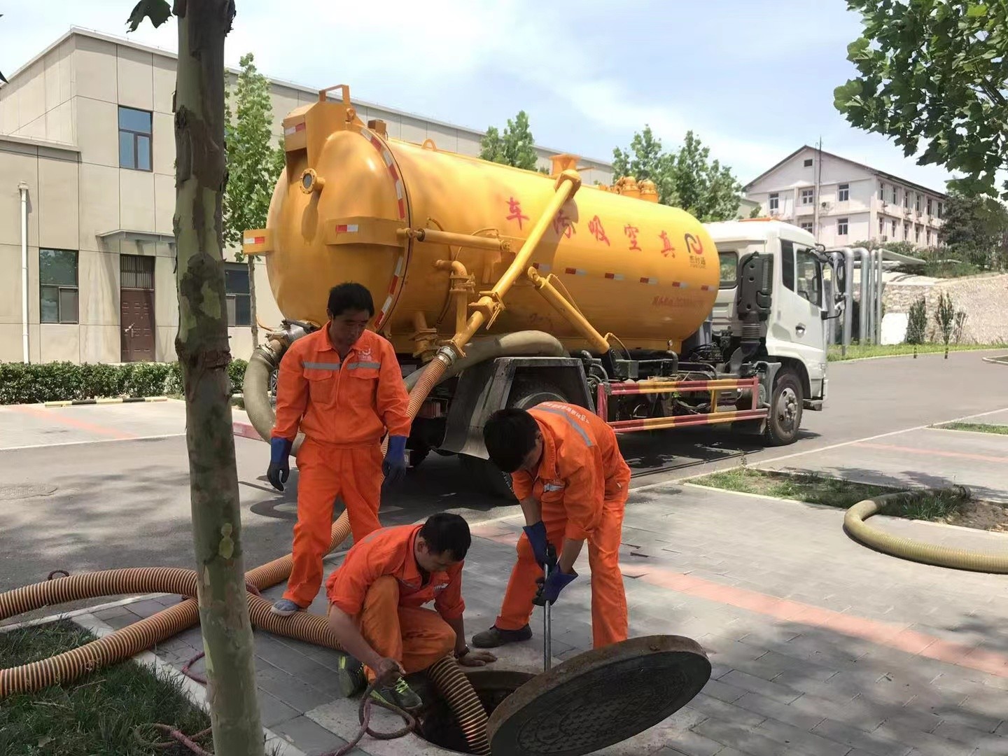 随州管道疏通车停在窨井附近